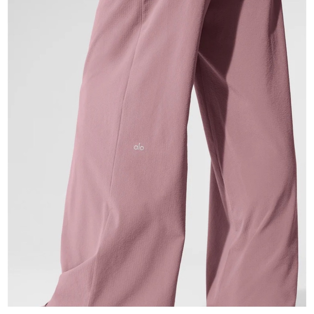 Alo Mauve Wide-Leg Pants xxs sold out

New without tags !